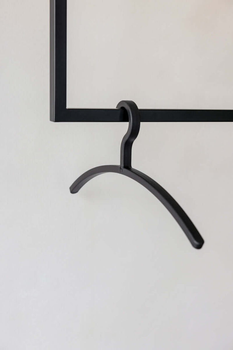 Kleiderbügel FAY en forma minimalista negra, ideal para Garderoben moderno y empfindliche Kleidung.