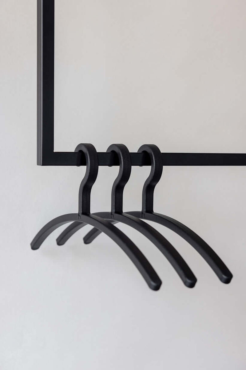 Diseño minimalista del Kleiderbügel FAY en negro, ideal para armarios modernos. Funciones funcionales y elegantes.