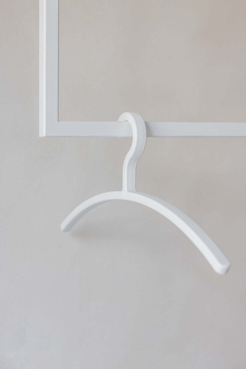 Kleiderbügel FAY en Weiß, diseño minimalista para vestuario moderno y ropa que destaca.