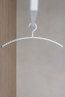 Minimalista KLEIDERBÜGEL FAY aus hochwertigem Kunststoff, ideal para empfindliche Kleidung.