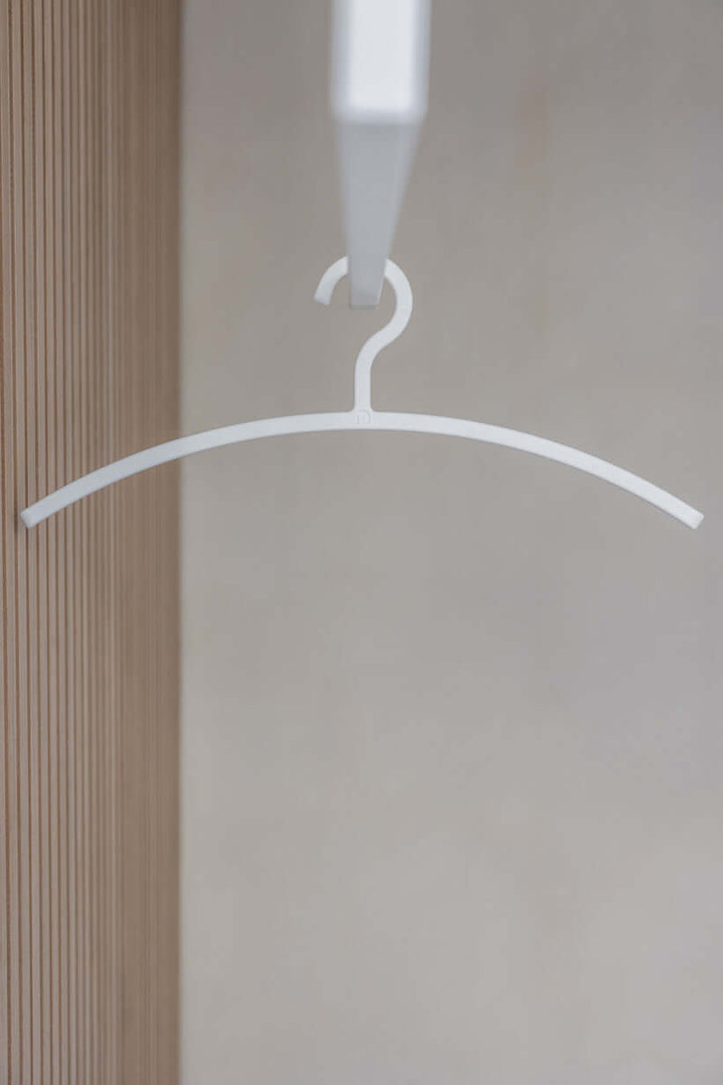Minimalista KLEIDERBÜGEL FAY aus hochwertigem Kunststoff, ideal para empfindliche Kleidung.