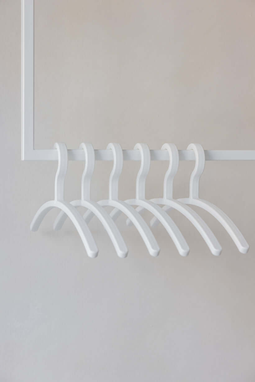 Kleiderbügel FAY im minimalistischen Design, aus hochwertigem Kunststoff für empfindliche Kleidung.