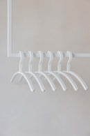 Kleiderbügel FAY im minimalistaischen Design, aus hochwertigem Kunststoff für empfindliche Kleidung.