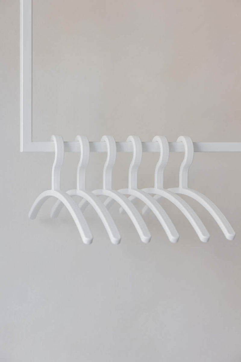 Kleiderbügel FAY im minimalistaischen Design, aus hochwertigem Kunststoff für empfindliche Kleidung.