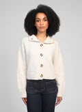 An'ge – Gilet Lakeyla Ecru, mannequin femme portant un cardigan écru en maille, vue de face