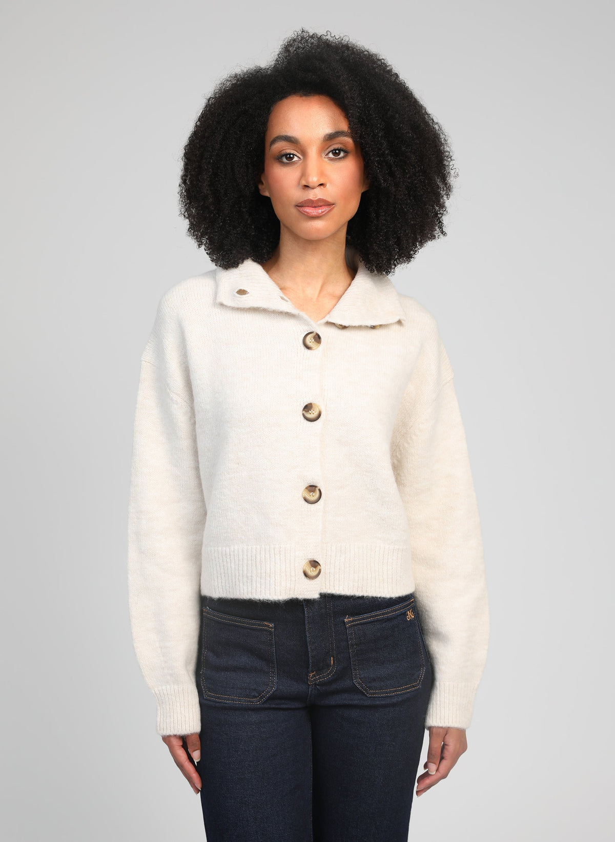 An'ge – Gilet Lakeyla Ecru, mannequin femme portant un cardigan écru en maille, vue de face