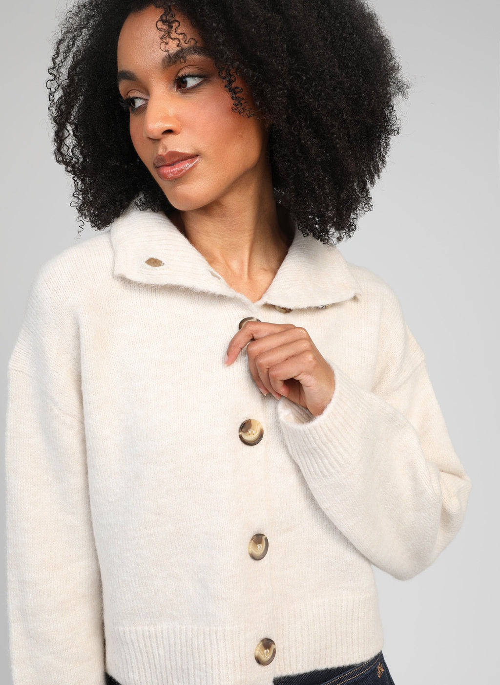 An'ge – Gilet Lakeyla Ecru, mannequin femme portant un cardigan en maille crème à boutons marron