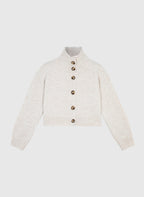 An'ge – Gilet Lakeyla Ecru, cardigan beige clair en maille, col montant, boutons marron, vue de face