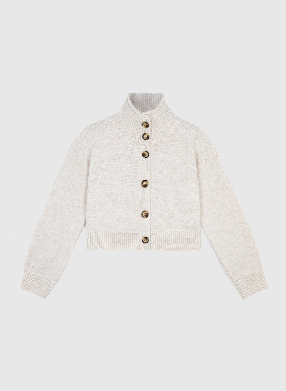 An'ge – Gilet Lakeyla Ecru, cardigan beige clair en maille, col montant, boutons marron, vue de face