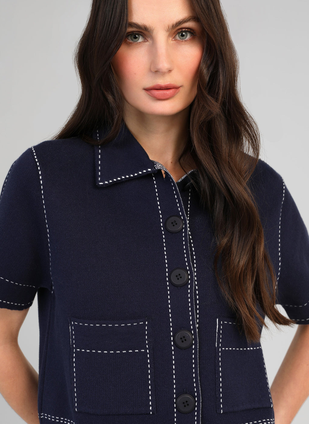 An'ge – Chaleco Lebilly Marino, modelo con vestido corto azul marino con pespuntes blancos