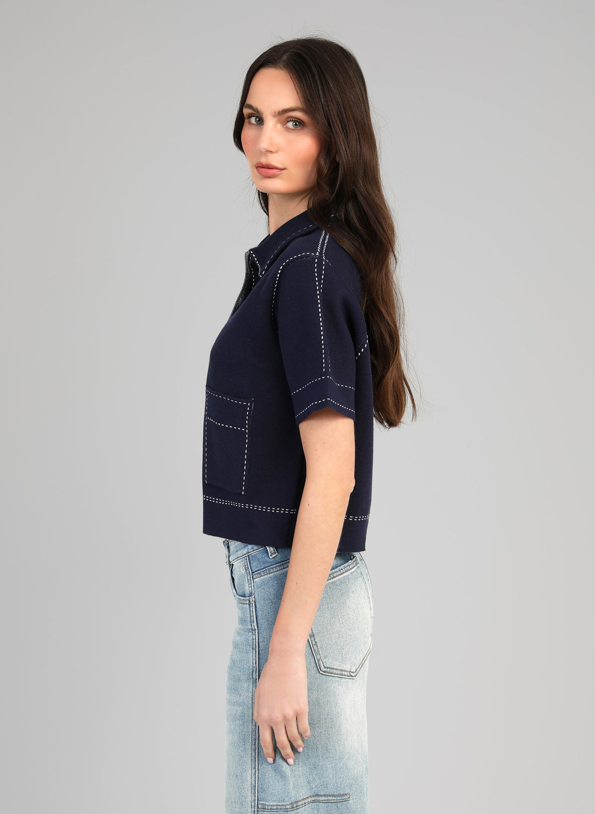 An'ge – Chaqueta Lebilly Marino, modelo mujer llevando una parte de arriba azul marino de manga corta, de perfil