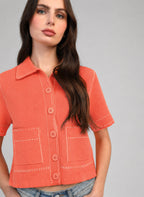 An'ge – Gilet Lebilly Piment, mannequin portant une chemise boutonnée orange à manches courtes et poches
