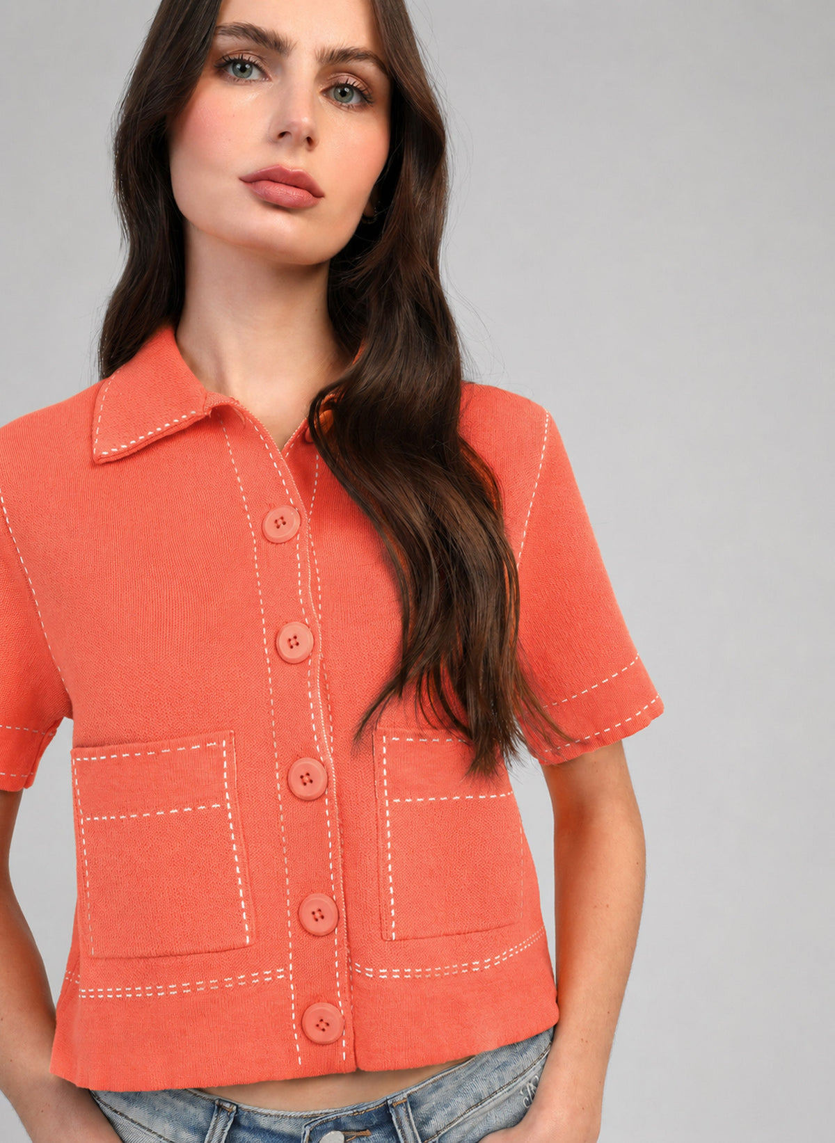 An'ge – Gilet Lebilly Piment, mannequin portant une chemise boutonnée orange à manches courtes et poches