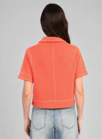 An'ge – Gilet Lebilly Piment, mannequin de dos portant un haut court orange avec des coutures blanches
