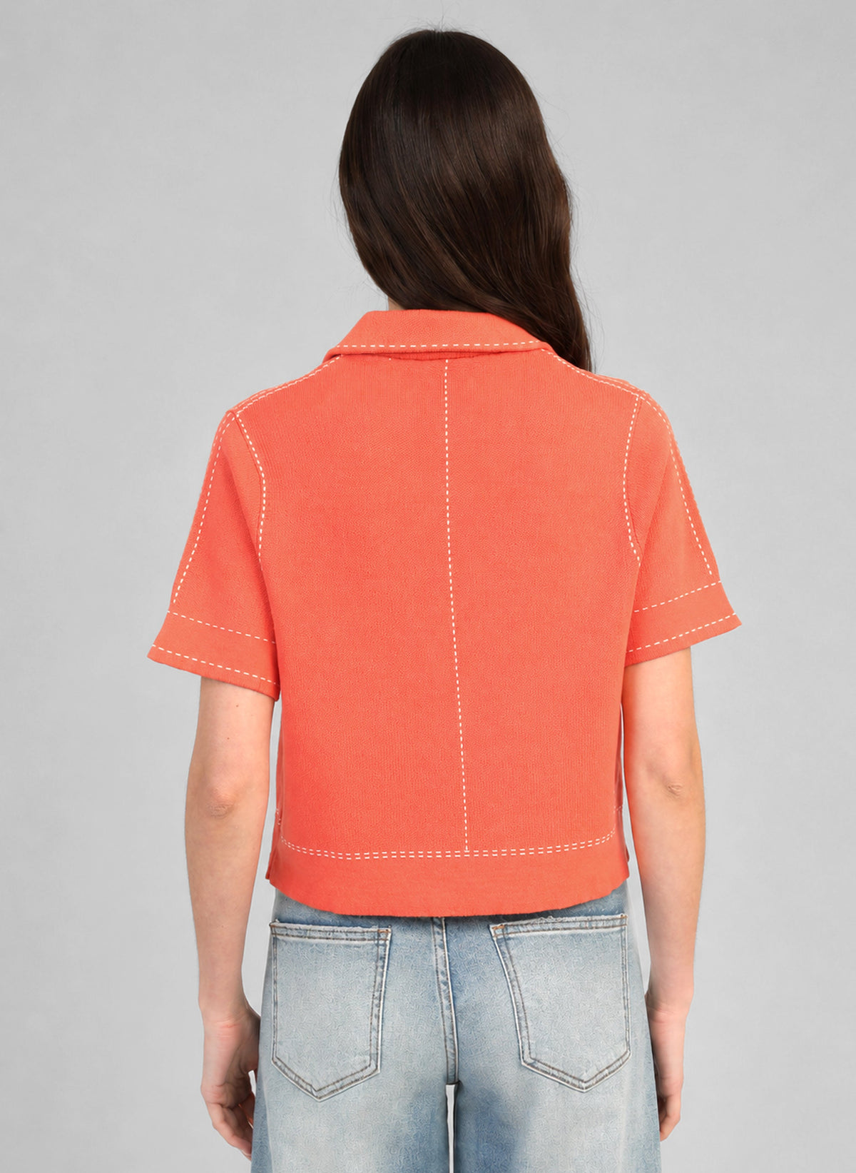 An'ge – Gilet Lebilly Piment, mannequin de dos portant un haut court orange avec des coutures blanches