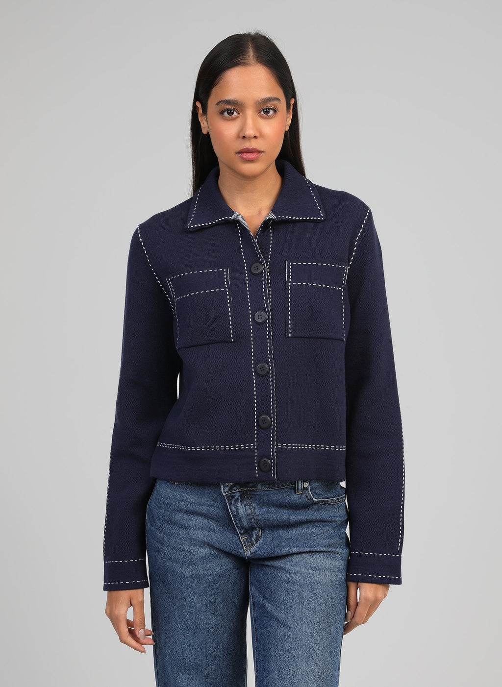 An'ge – Vest Leclint Marine, model in een marineblauw gebreid jasje met witte stiksels