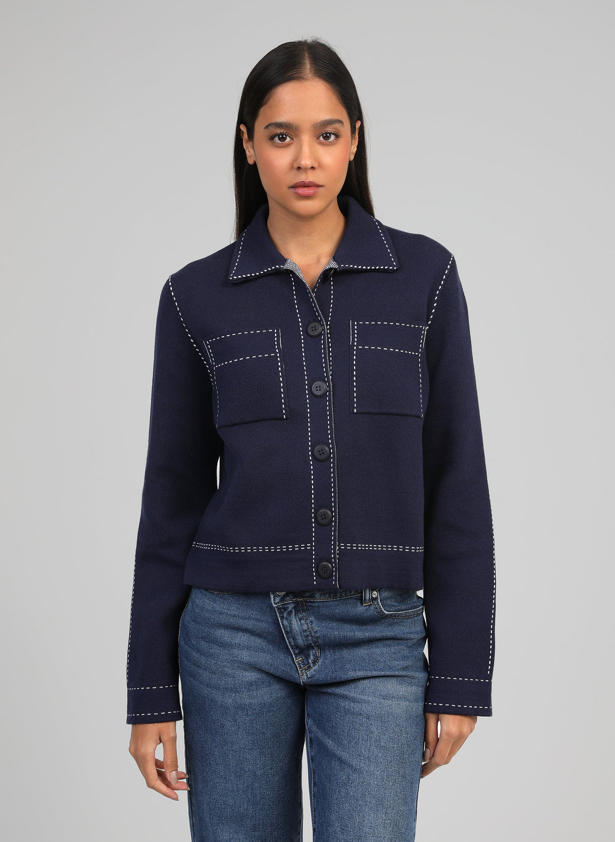 An'ge – Vest Leclint Marine, model in een marineblauw gebreid jasje met witte stiksels