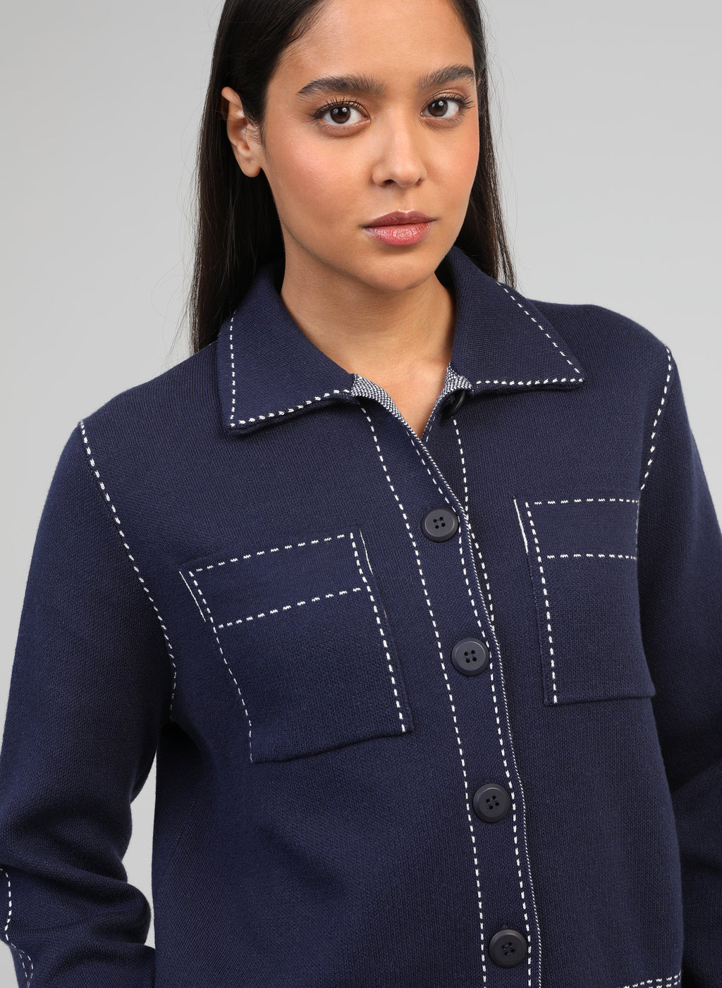 An'ge – Vest Leclint Marine, model in een marineblauw jasje met witte stiksels