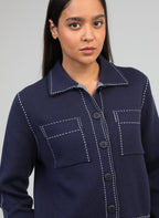 An'ge – Vest Leclint Marine, model in een marineblauw jasje met witte stiksels