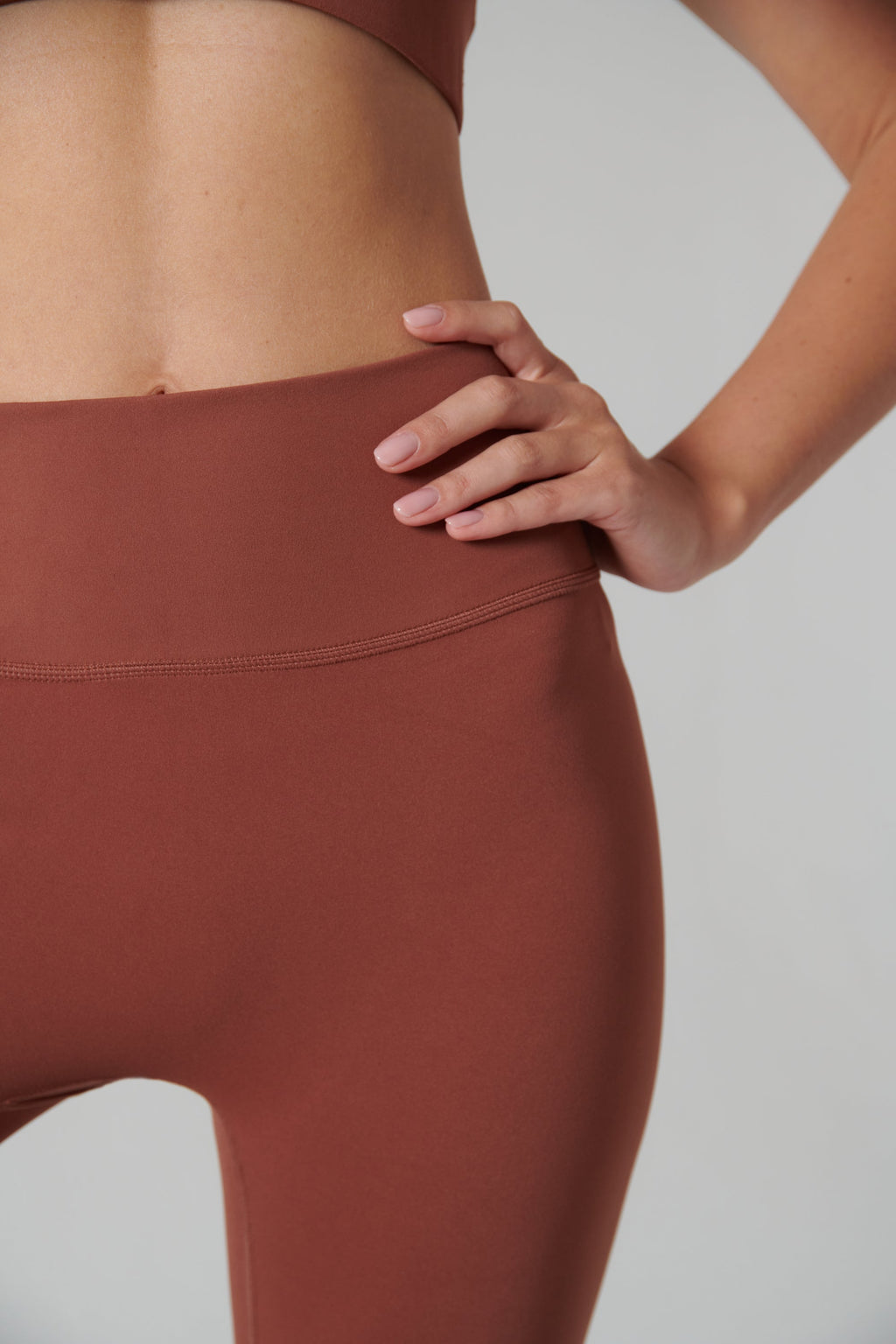 haz zoom en los leggings deportivos de talle alto para mujer en color ladrillo
