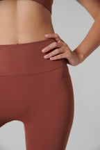 haz zoom en los leggings deportivos de talle alto para mujer en color ladrillo