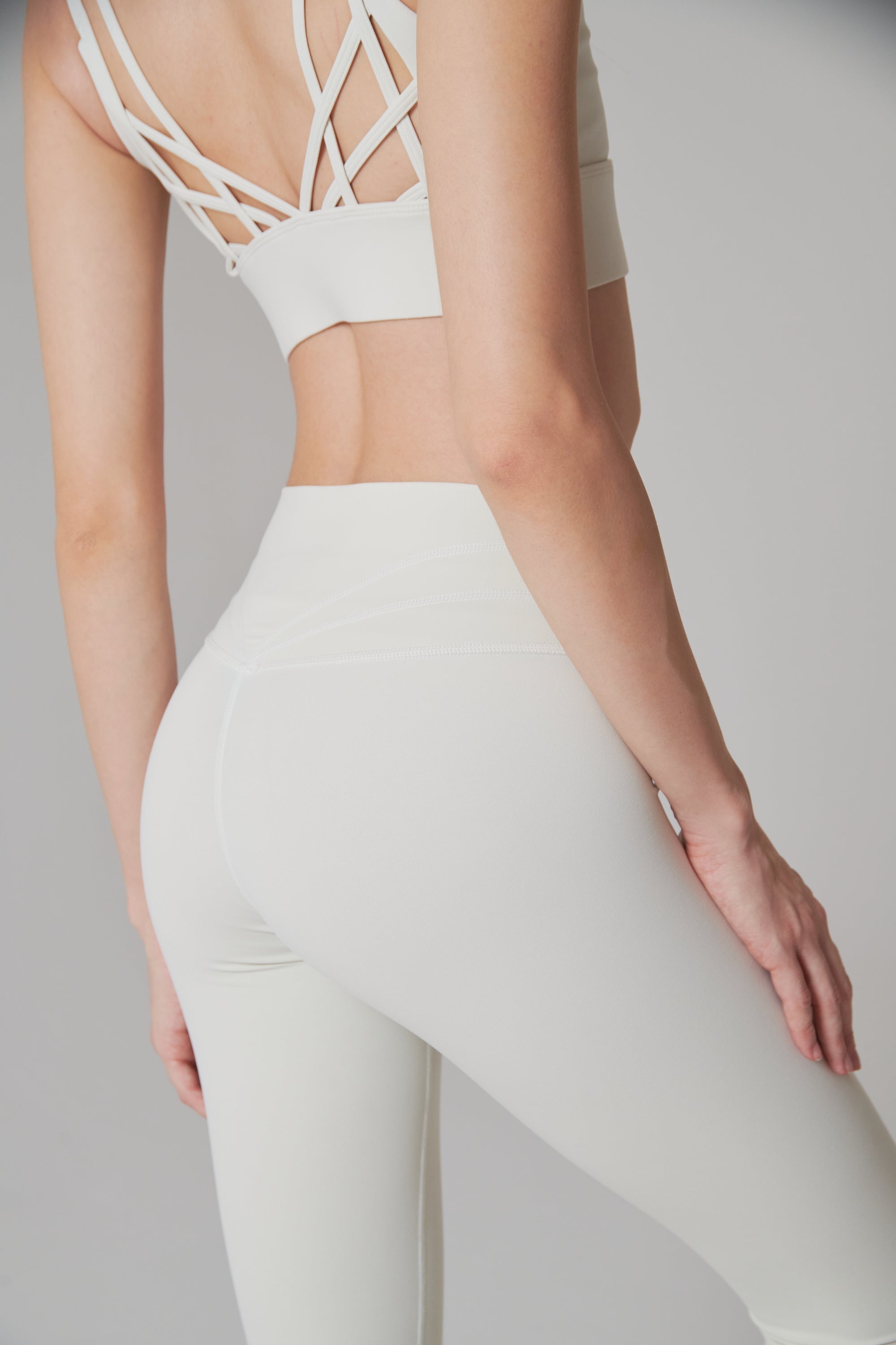 Leggings deportivos blancos de cintura alta para mujer vistos desde atrás