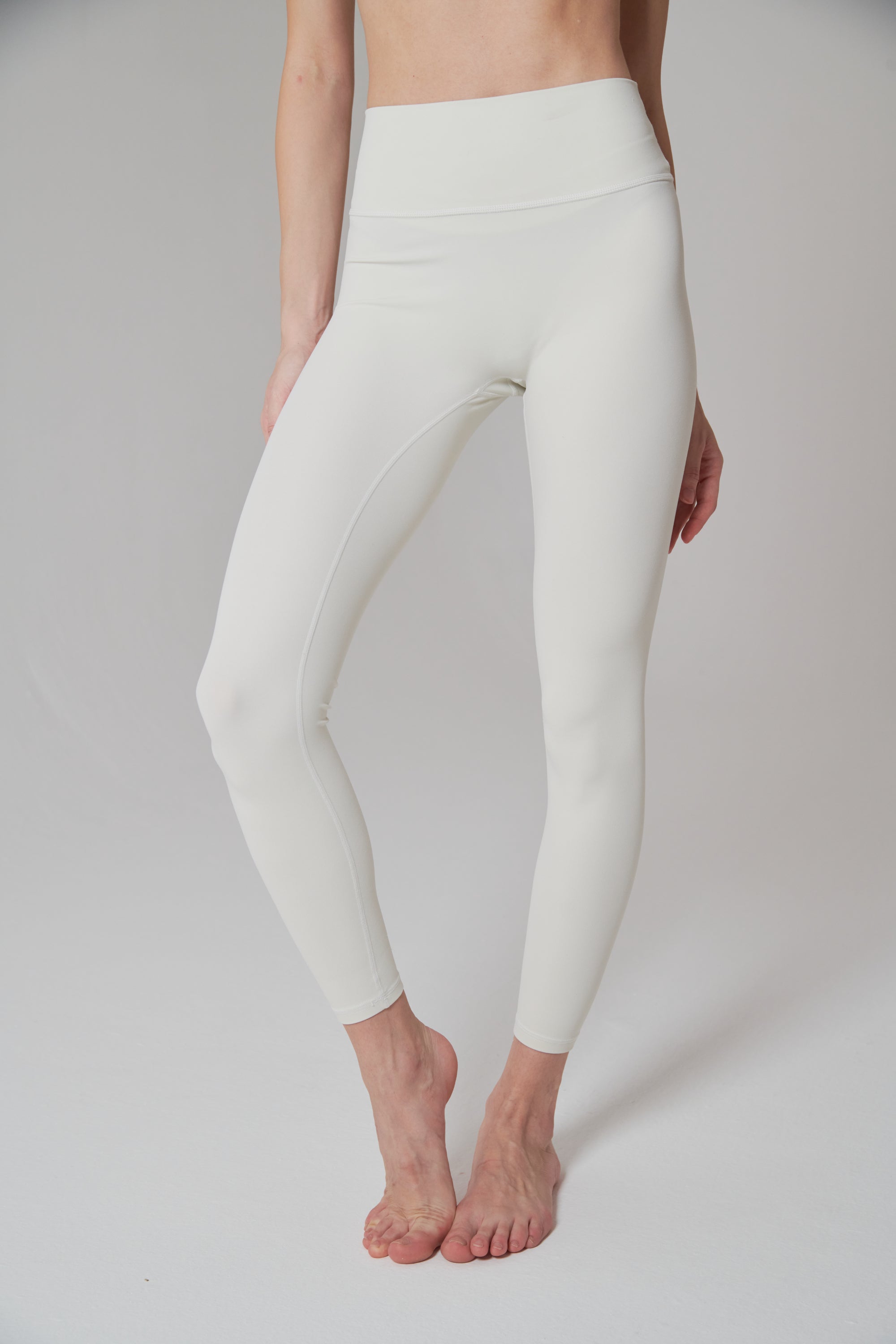 zoom en los leggings deportivos blancos de cintura alta para mujer