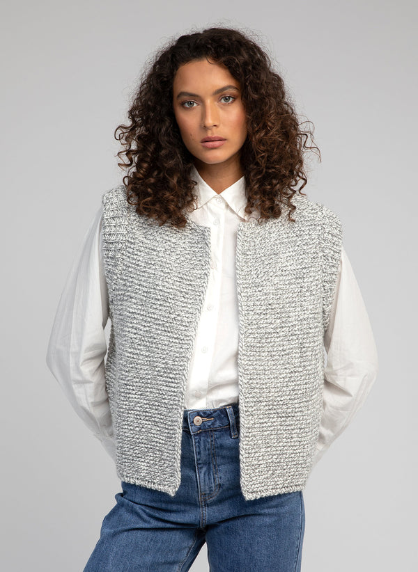An'ge – Cardigan Sans Manche Legringou Ch Gris, gilet smanicato in maglia mélange grigia indossato da una modella