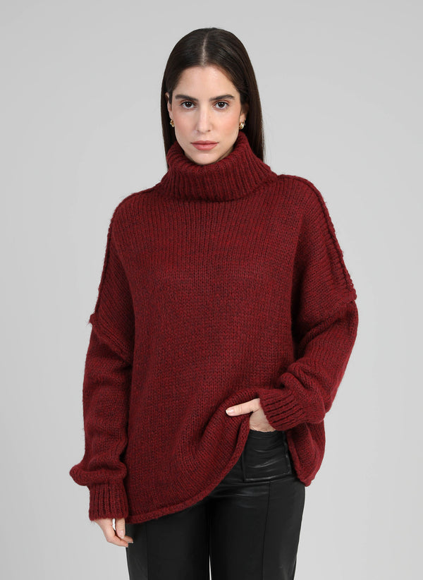 An'ge – Maglione Lejoko Malaga, modella con maglione dolcevita rosso bordeaux in maglia