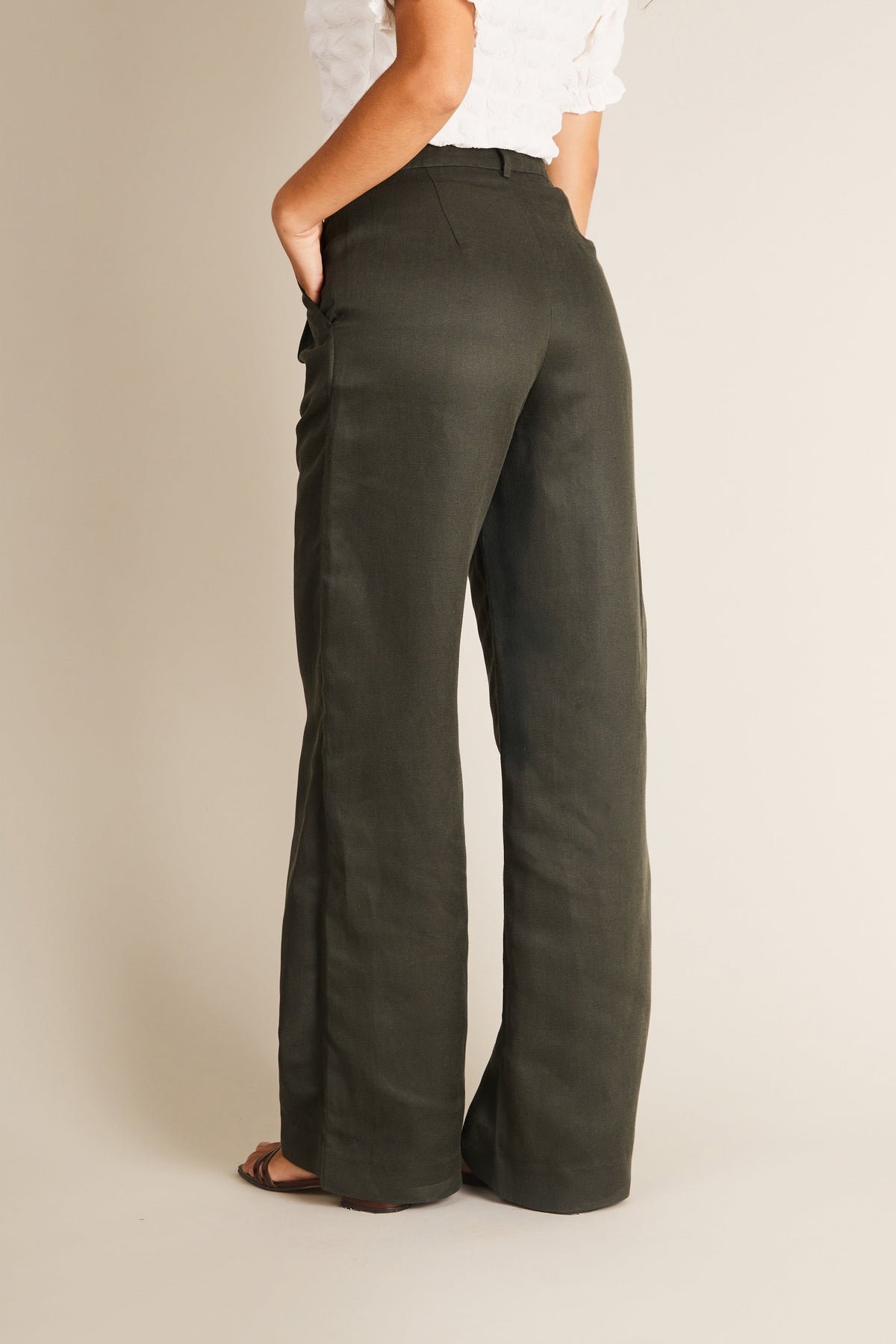 Pantalón De Pinzas Ligero Verde Mujer