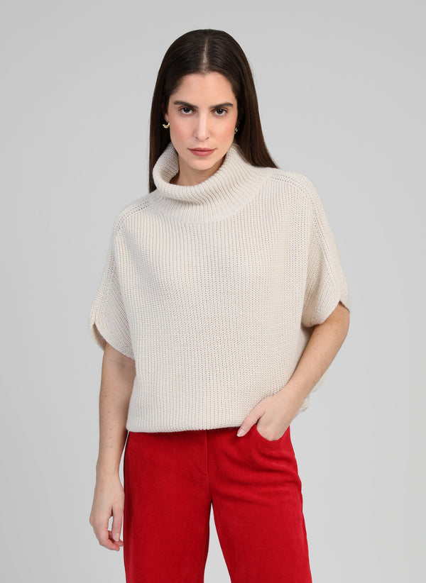 An'ge – Maglione Lepony Ecru, maglione in maglia beige a collo alto indossato da una donna