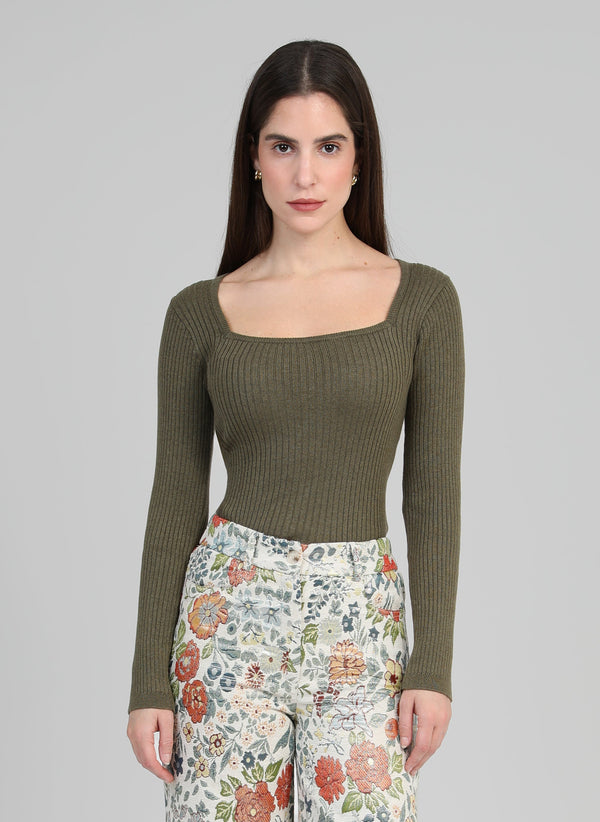 An'ge – Pull Lesie Militaire, mannequin portant un pull vert kaki à col carré et pantalon fleuri