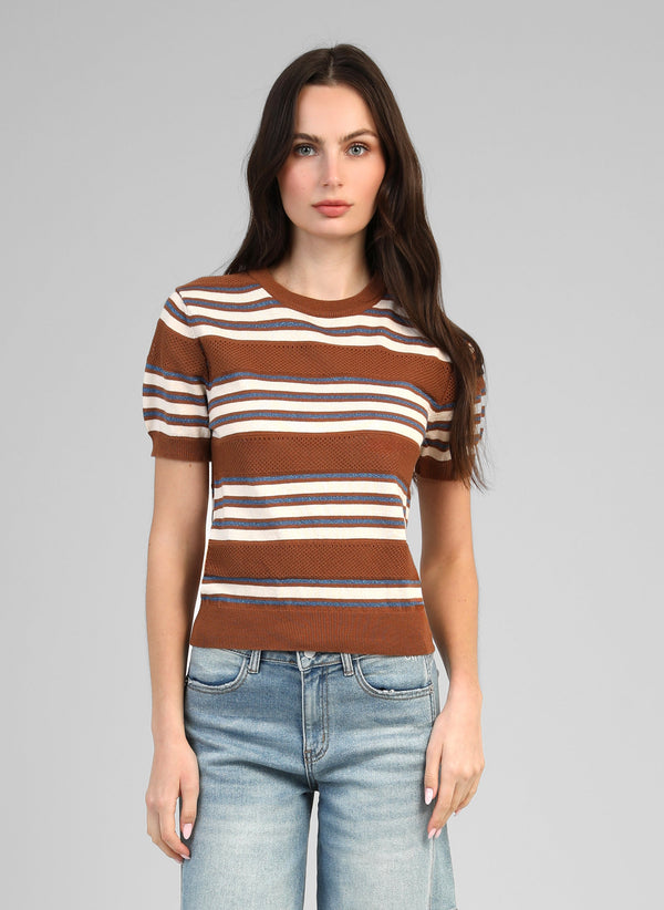 An'ge – Sweter Levelio Marron, modelka w brązowym swetrze w biało-niebieskie paski