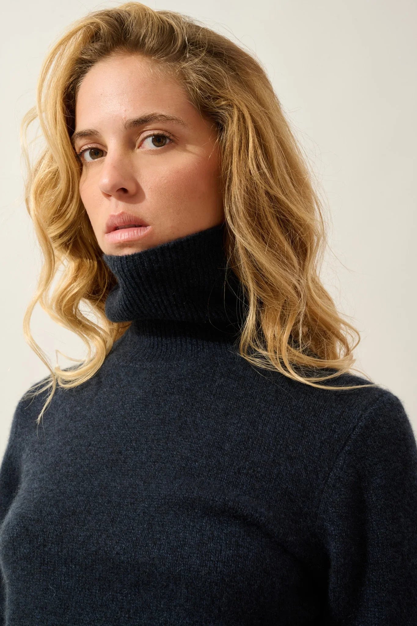 Jersey Cuello Vuelto 4 Hilos - Linda - Caviar