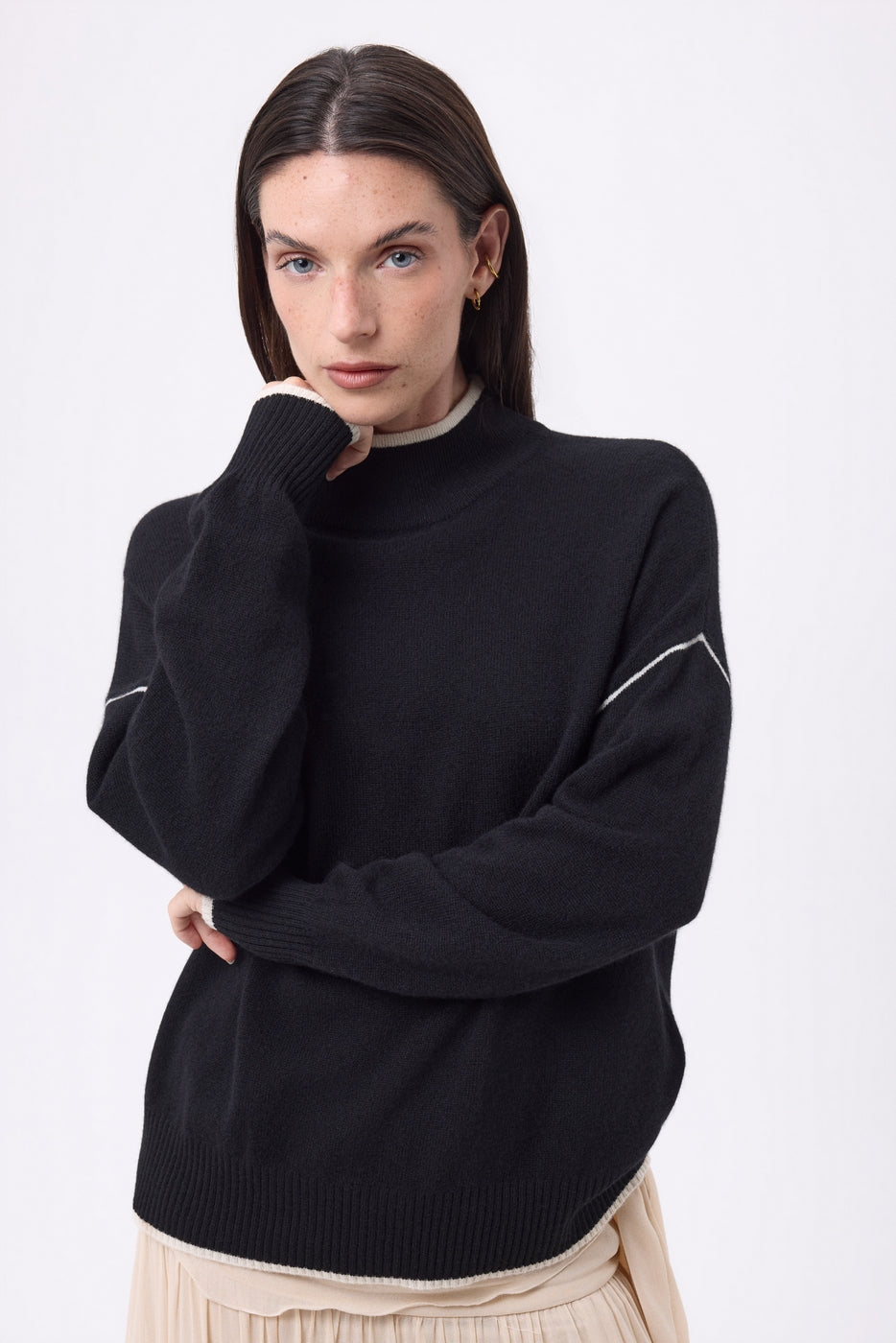 Jersey Cuello Alto Con Ribete Line - Negro-Blanco - Mujer - 100% Cachemira