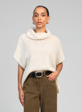 An'ge – Pull Loko Ecru, mannequin portant un pull poncho écru en maille, vue de face