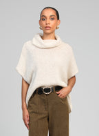 An'ge – Pull Loko Ecru, mannequin portant un pull poncho écru en maille, vue de face