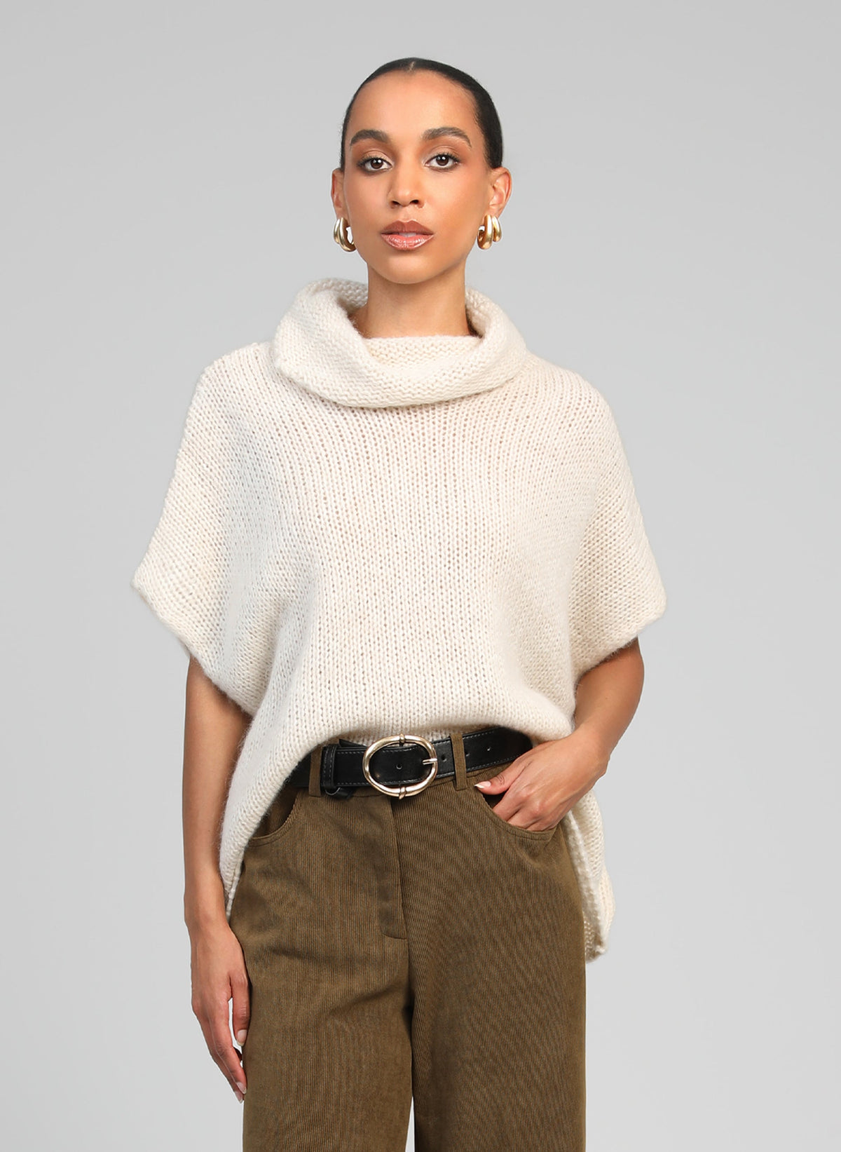 An'ge – Pull Loko Ecru, mannequin portant un pull poncho écru en maille, vue de face
