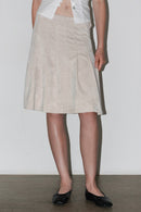 Vista frontal de la falda Evie: minifalda color crema con volantes en capas y cintura alta.
