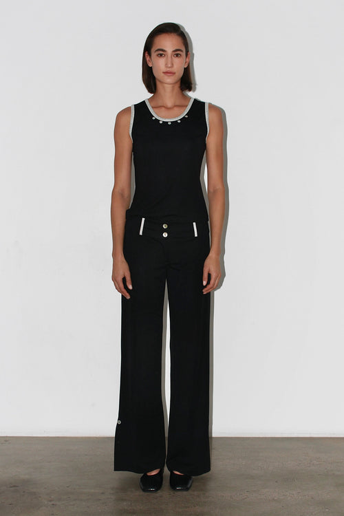 Vista frontal de los pantalones Zeynep: pantalones negros de cintura alta con corte recto y estructurado.