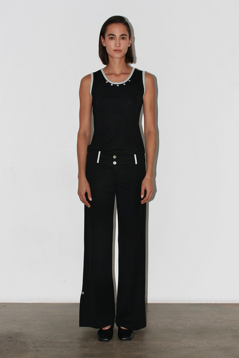 Vista frontal de los pantalones Zeynep: pantalones negros de cintura alta con corte recto y estructurado.