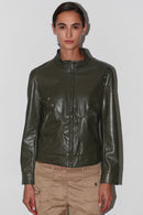 Vista frontal de la chaqueta Sofi: chaqueta de cuero verde oscuro con hombros estructurados y cierre de botones.