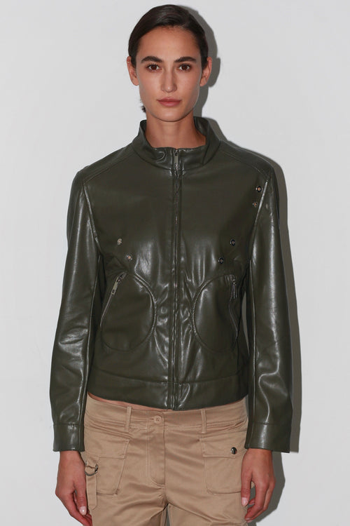 Vista frontal de la chaqueta Sofi: chaqueta de cuero verde oscuro con hombros estructurados y cierre de botones.
