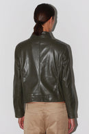 Vista posterior de la chaqueta Sofi: textura de cuero suave con costuras entalladas y un corte moderno.