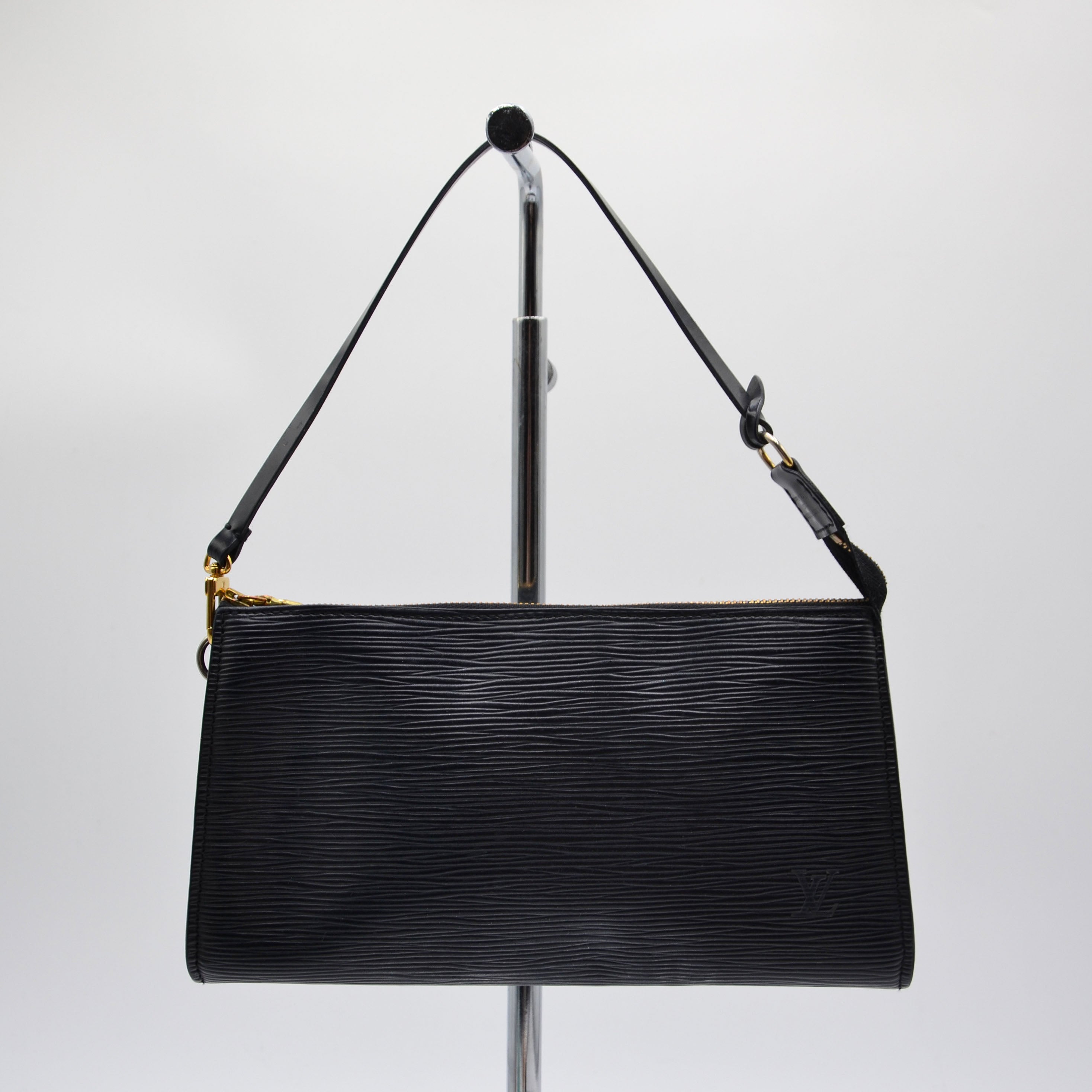 Pochette Louis Vuitton Accesorios Cuero Épi Negro