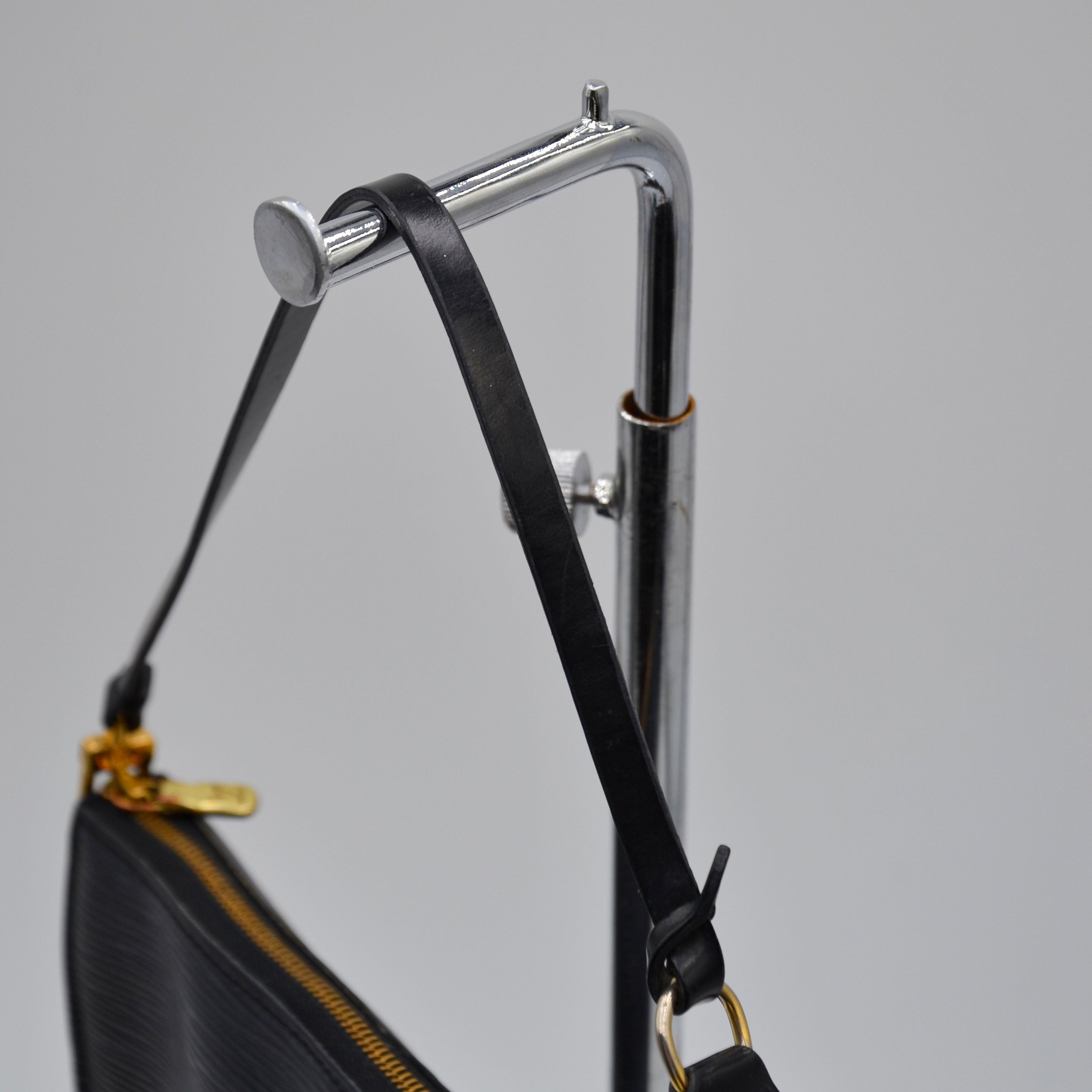 Pochette Louis Vuitton Accesorios Cuero Épi Negro