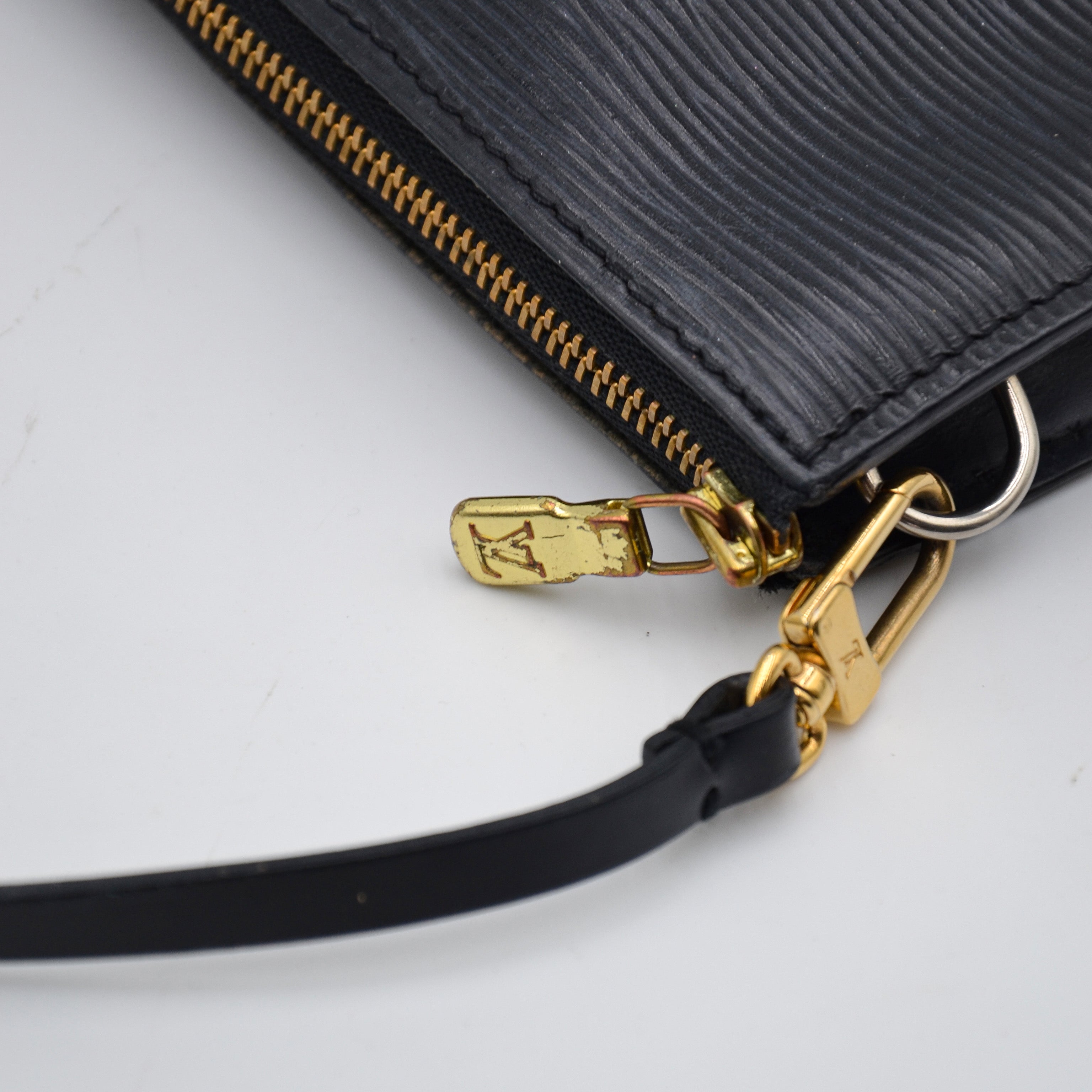Pochette Louis Vuitton Accesorios Cuero Épi Negro