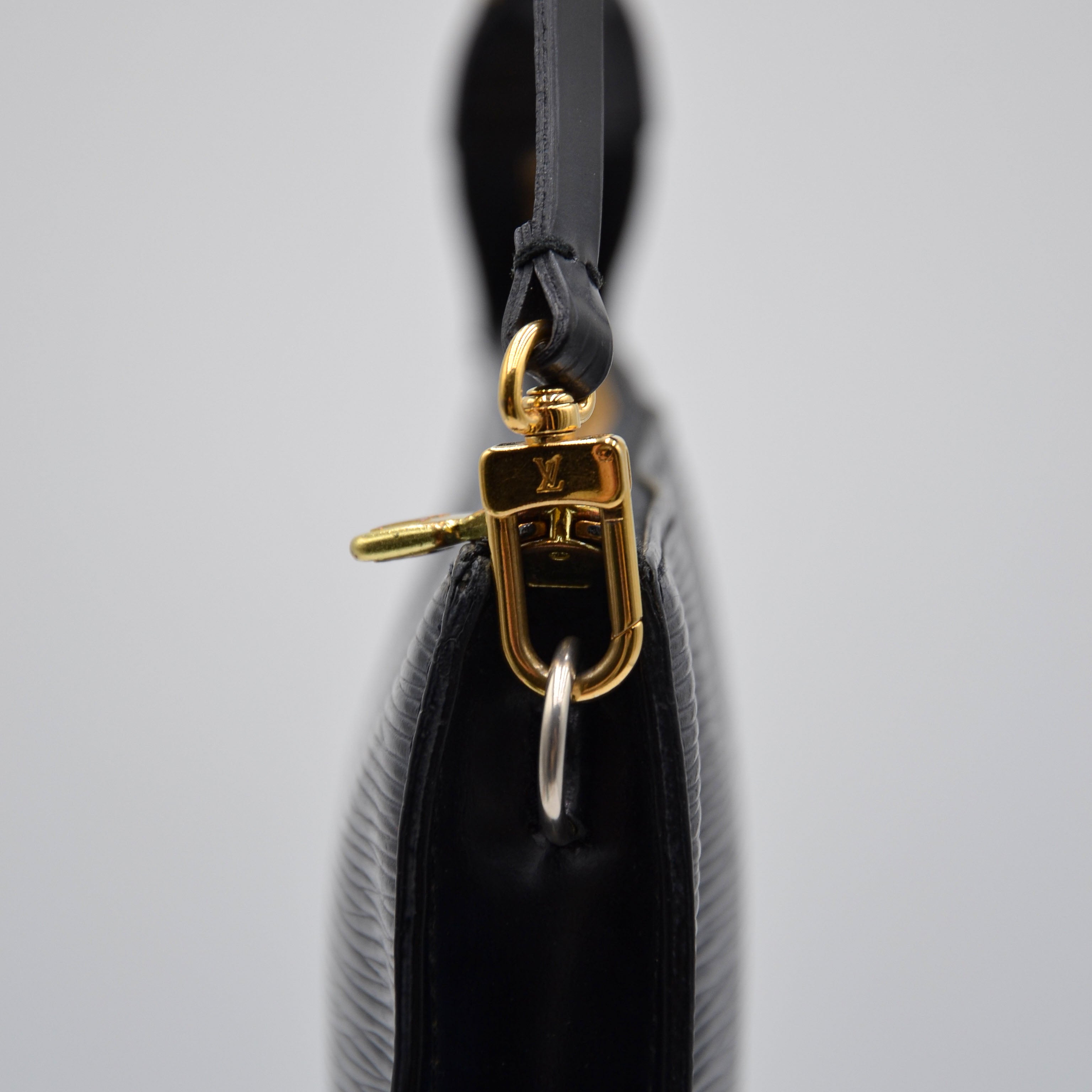 Pochette Louis Vuitton Accesorios Cuero Épi Negro