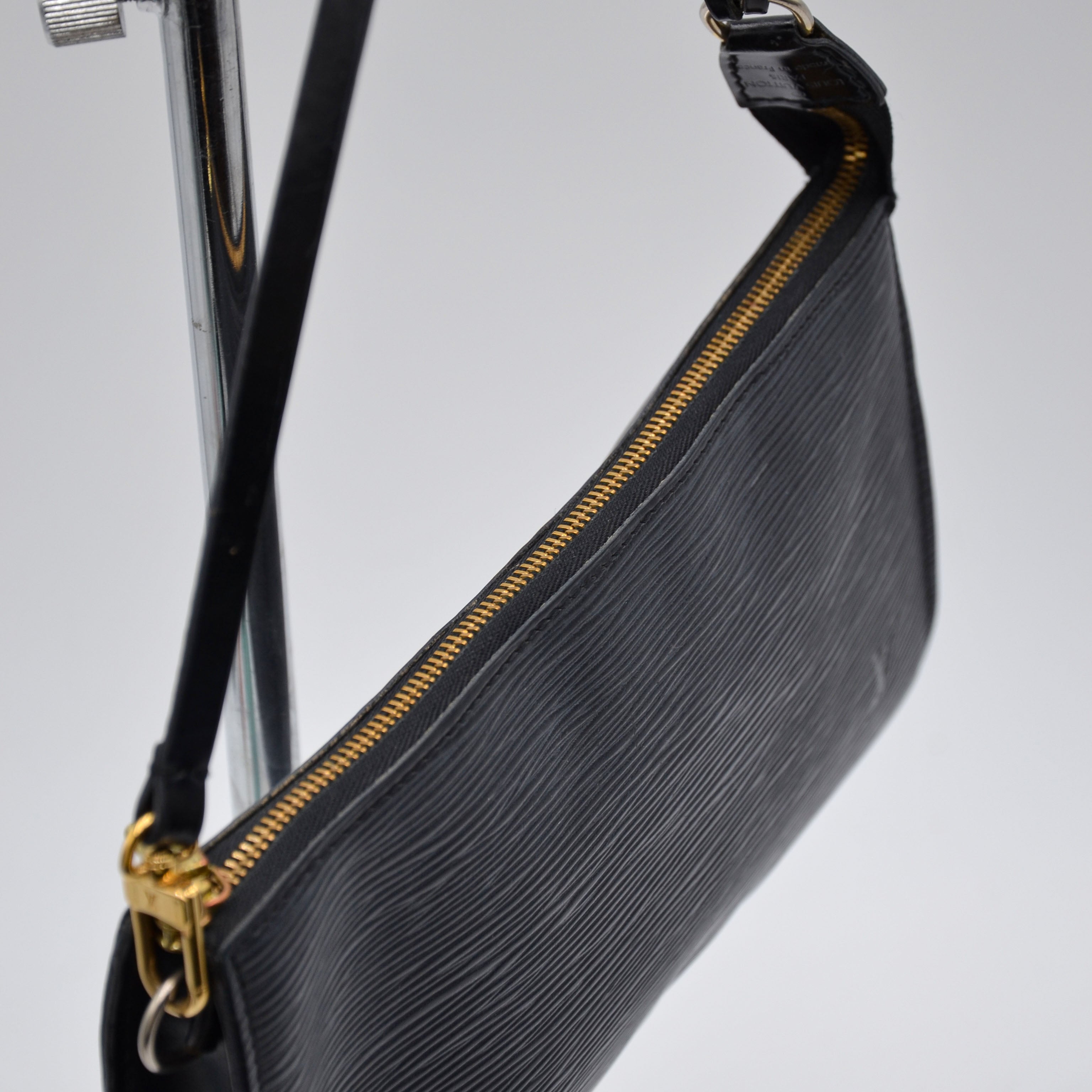 Pochette Louis Vuitton Accesorios Cuero Épi Negro