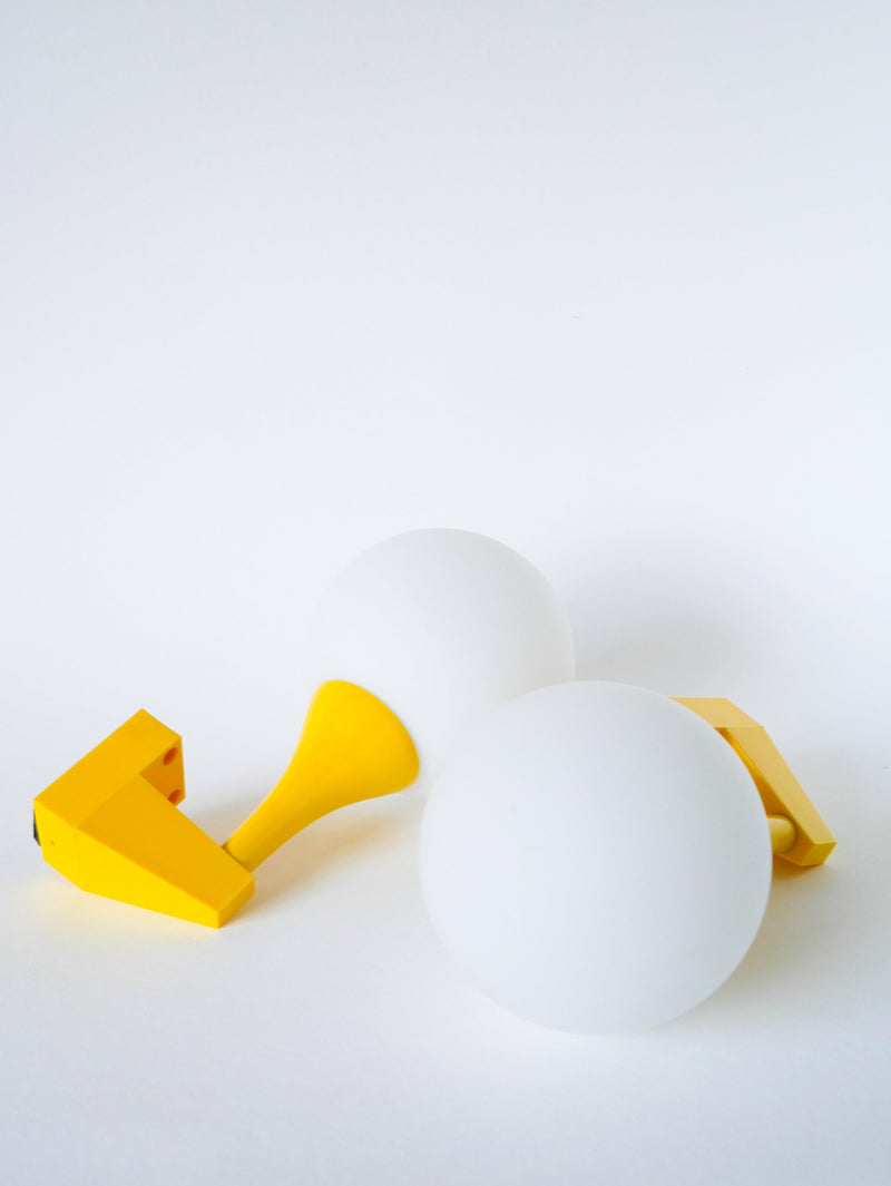 Paire D'Appliques En Plastique Jaune Et Globes Opalins - Design - 1970